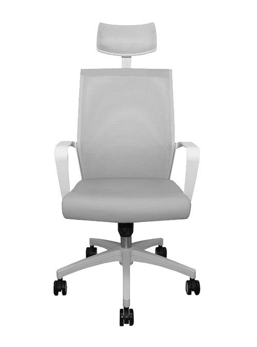Silla operativa, respaldo mesh, asiento tela,  mecanismo reclinable con bloqueo y cabecera, coderas fijas, con llantas. Dimensiones: ancho t. 57 cm, profundidad 62 cm, altura 130 cm.  Disponible en gris