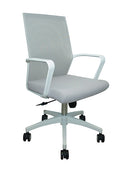 Silla operativa, respaldo mesh, asiento tela,  mecanismo reclinable con bloqueo, coderas fijas, con llantas. Dimensiones: ancho t. 57 cm, profundidad 62 cm, altura 108 cm.  Disponible en gris, coderas en blanco