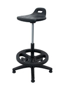 Banco multiusos negro, asiento de poliuretano, con llantas, mecanismo fijo con altura ajustable. Dimensiones: 60 cm, profundidad 60 cm, altura 85 cm. Ideal para mostradores, restiradores y mesas de trabajo altas, con apoya pies.