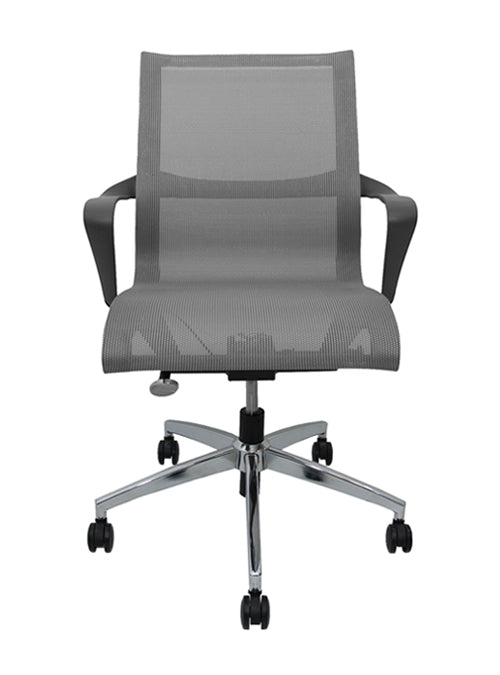 Silla operativa, respaldo y asiento mesh, mecanismo reclinable con bloqueo, coderas fijas, con llantas. Dimensiones: ancho t. 60 cm, profundidad 55 cm, altura 95 cm.